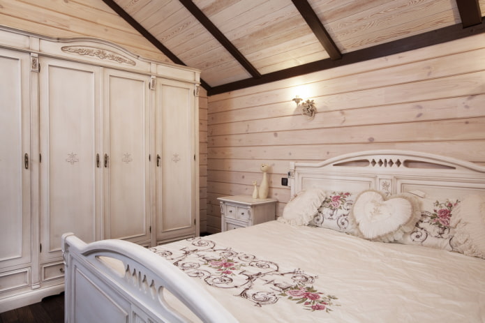 design di una piccola camera da letto in stile provenzale