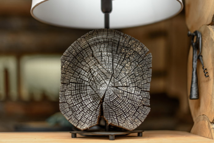 Supporto per lampada in legno segato