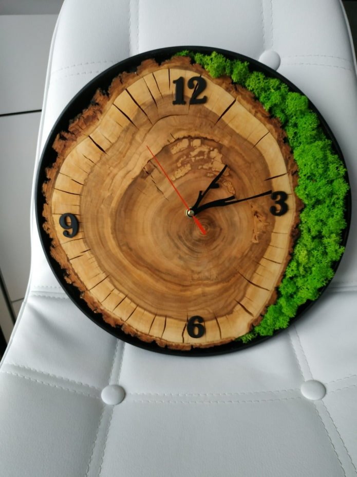 Orologio in legno tagliato a sega