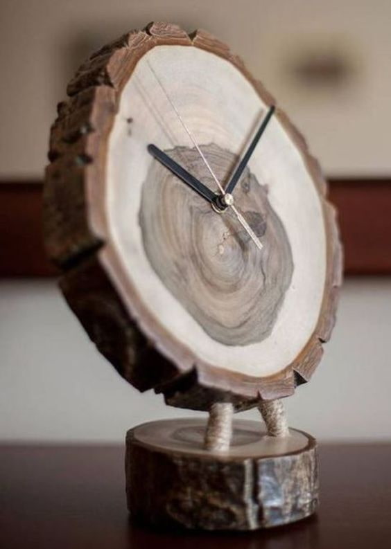 Orologio da tavolo in legno tagliato a sega