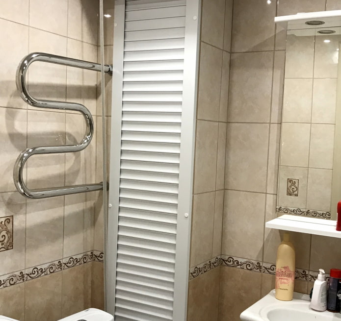 scatola con tapparella in bagno