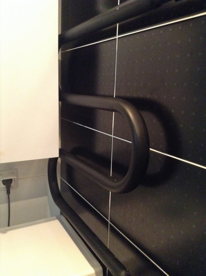 tubo nel colore della parete del bagno