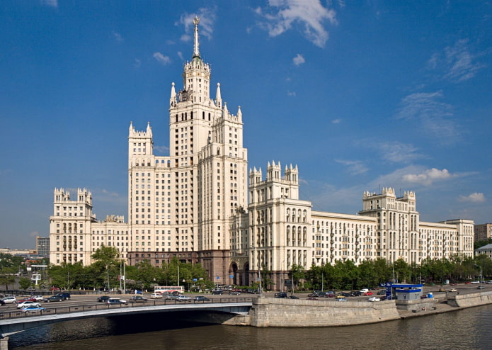 edificio alto sul lungofiume Kotelnicheskaja