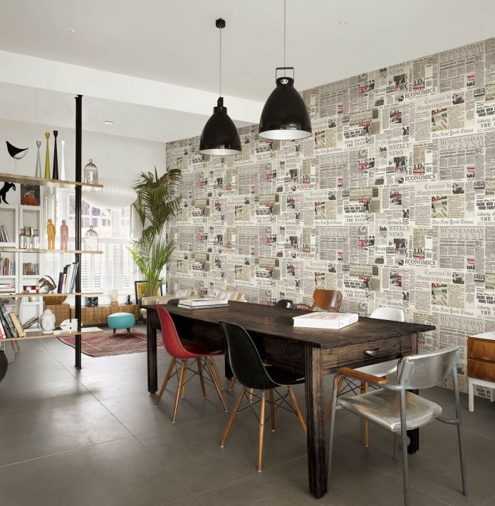carta da parati con effetto giornale in sala da pranzo