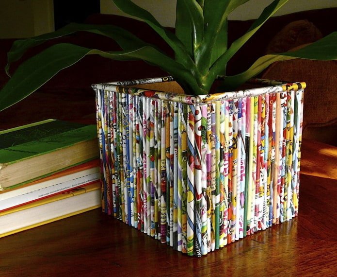 vaso da fiori rettangolare fatto di tubi di riviste