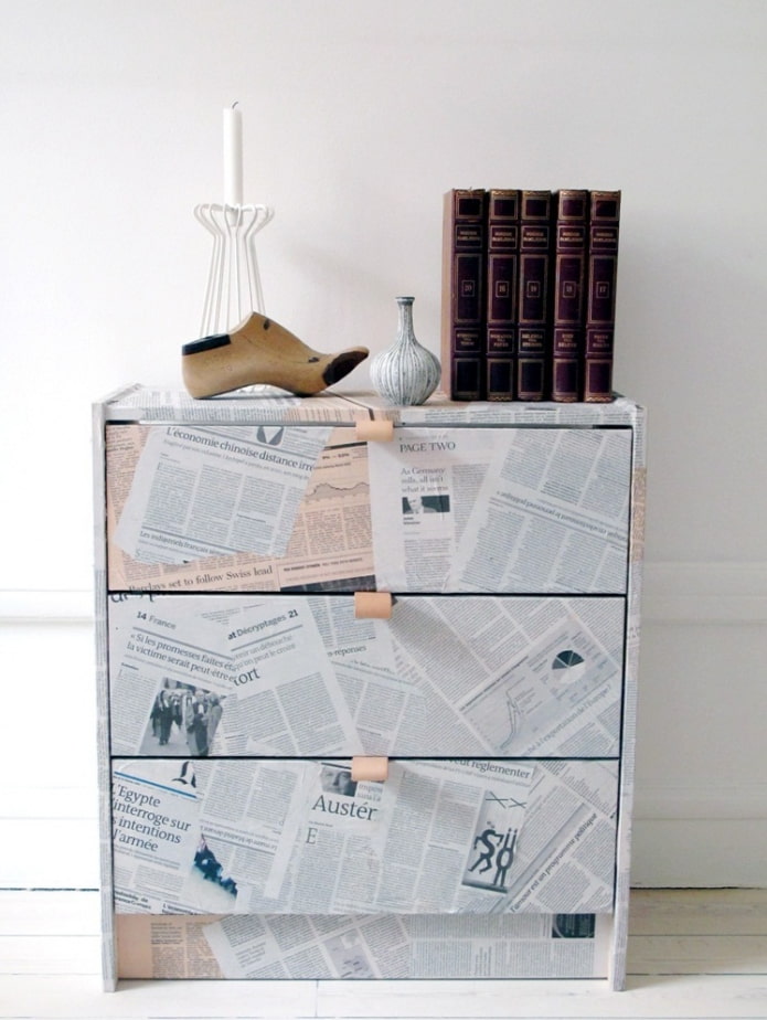 decoupage di un comodino con giornali