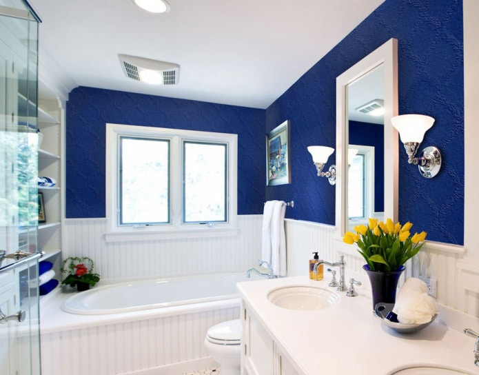 bagno con finitura in carta da parati in fibra di vetro blu