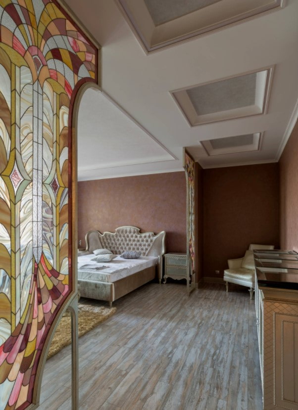 pareti divisorie in vetro colorato nella camera da letto
