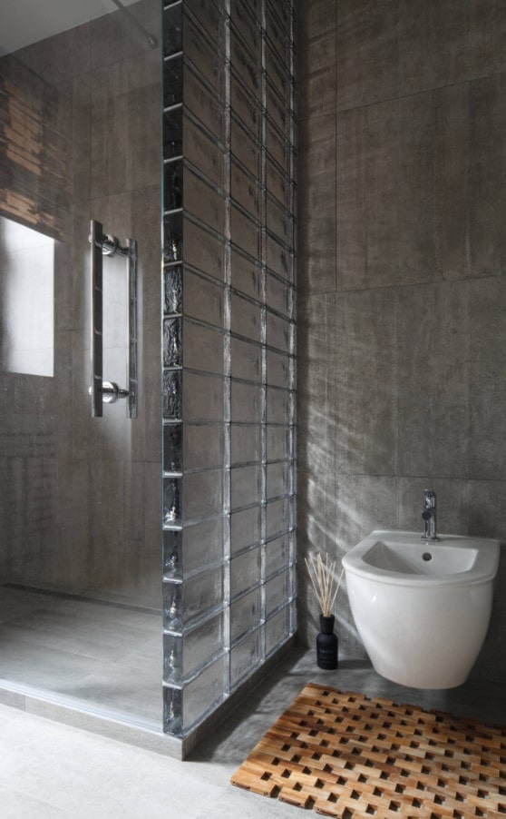 mattoni di vetro nel bagno