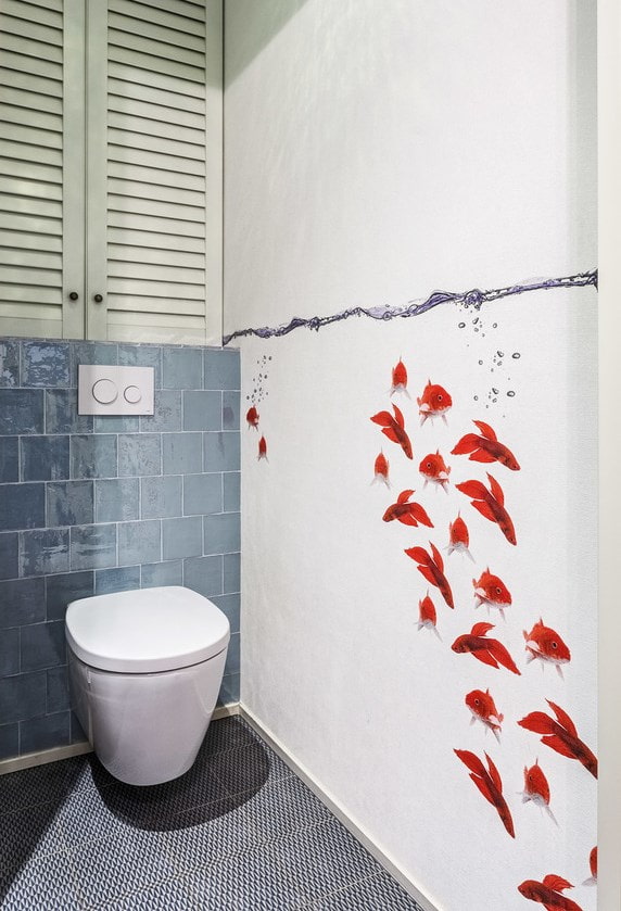 Piastrelle quadrate blu in bagno