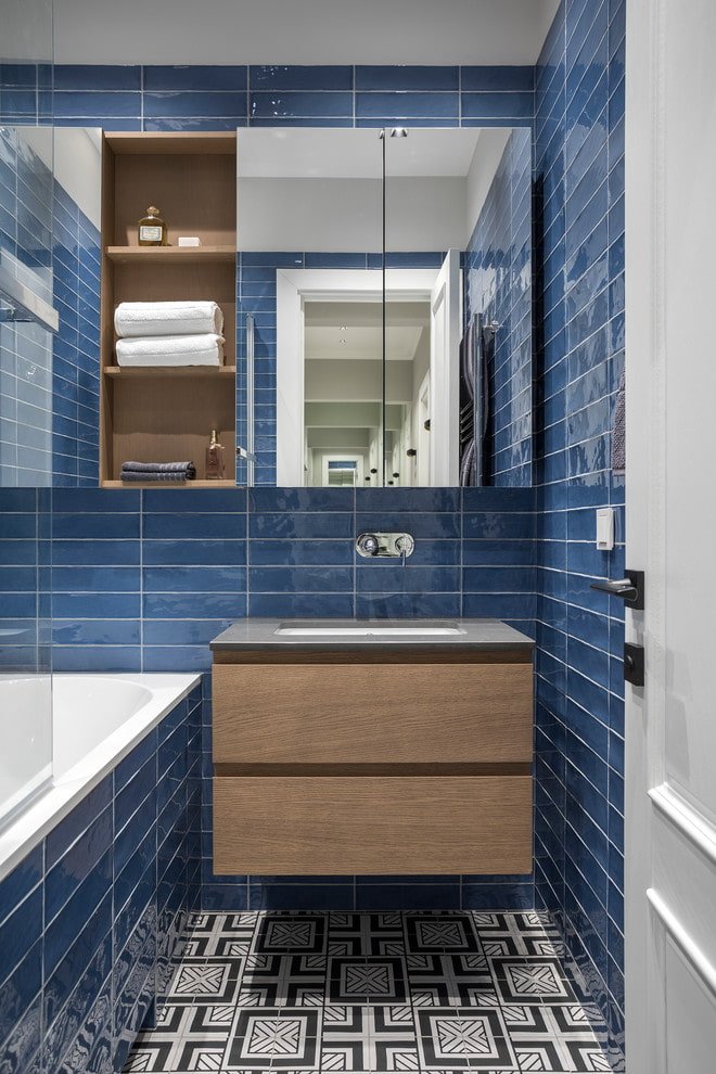 piastrelle di vetro blu in bagno