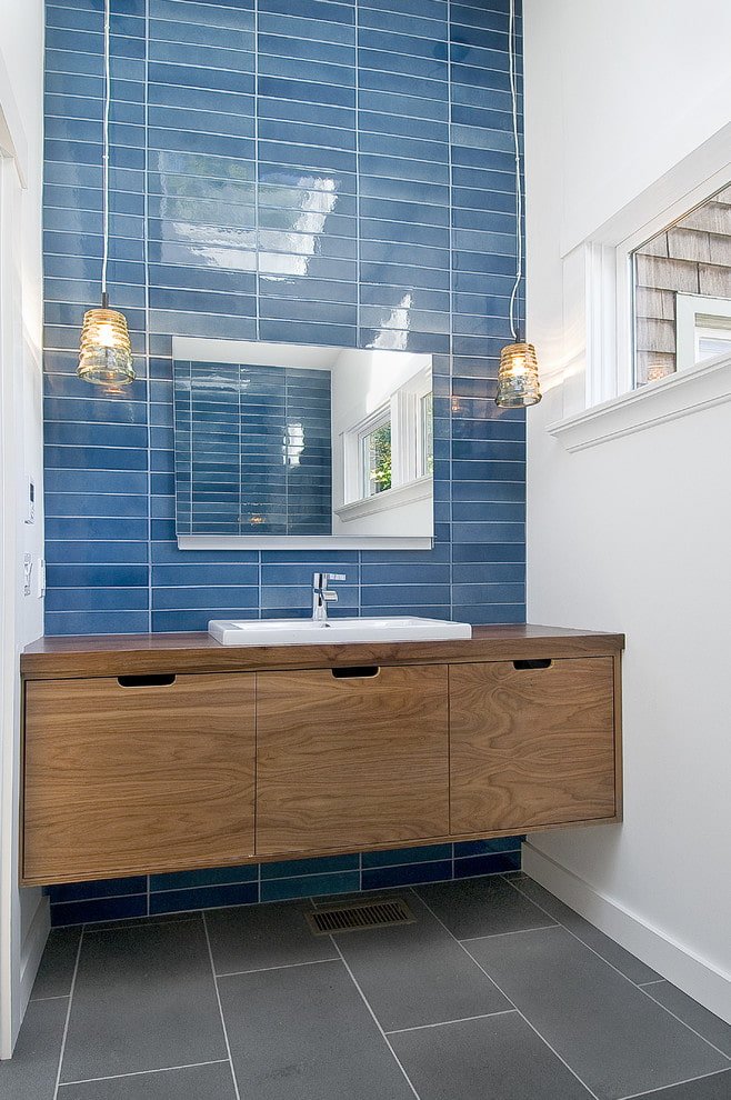 piastrelle blu in bagno
