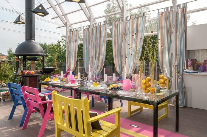 veranda di una casa di campagna con un grande tavolo