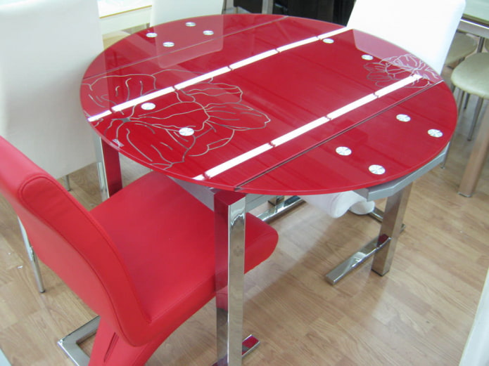piano del tavolo rosso