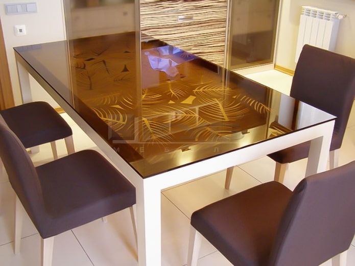 piano del tavolo marrone