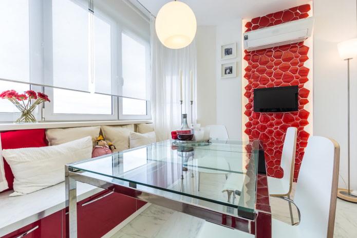 tavolo in vetro con gambe in metallo