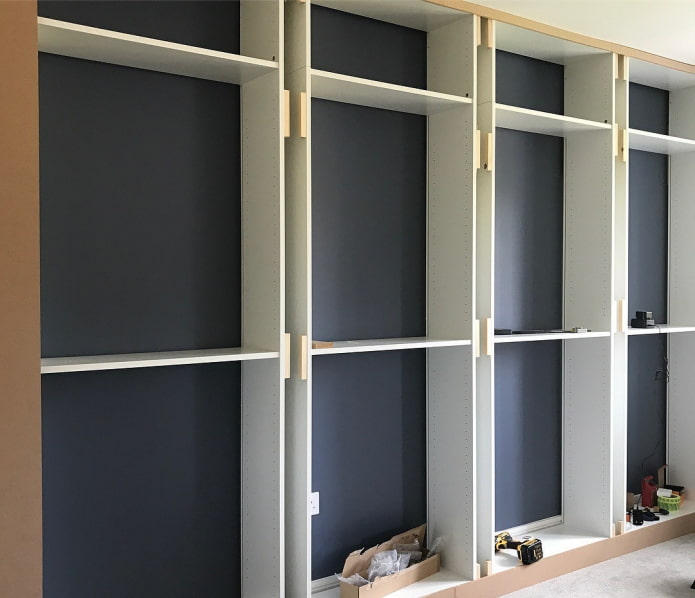 installazione di un armadio a muro