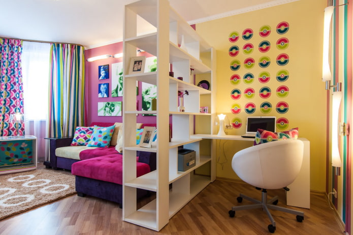 divisorio a forma di scaffale in MDF all'interno