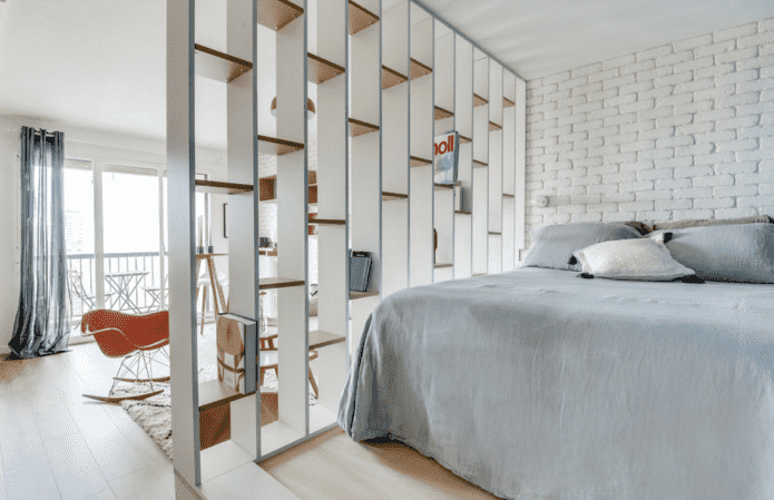 divisorio a forma di scaffale in truciolare all'interno