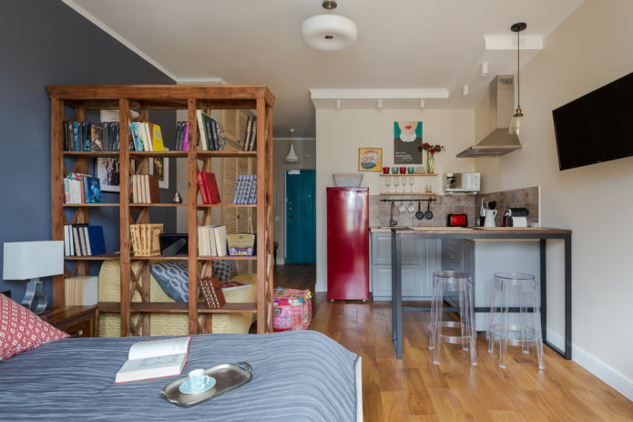 divisorio a forma di libreria con libri all'interno