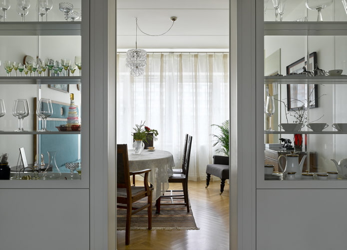 divisorio a forma di scaffale con piatti all'interno