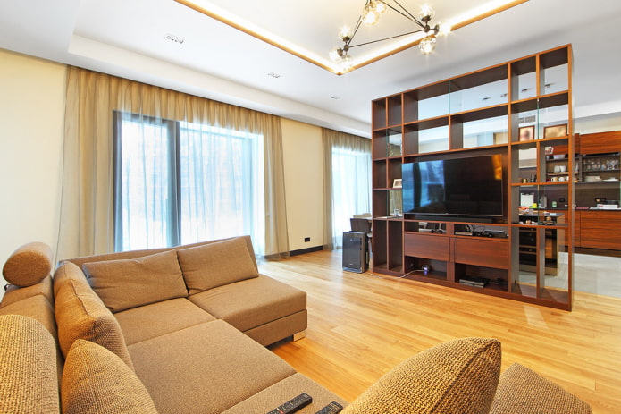 divisorio a forma di scaffale con TV all'interno