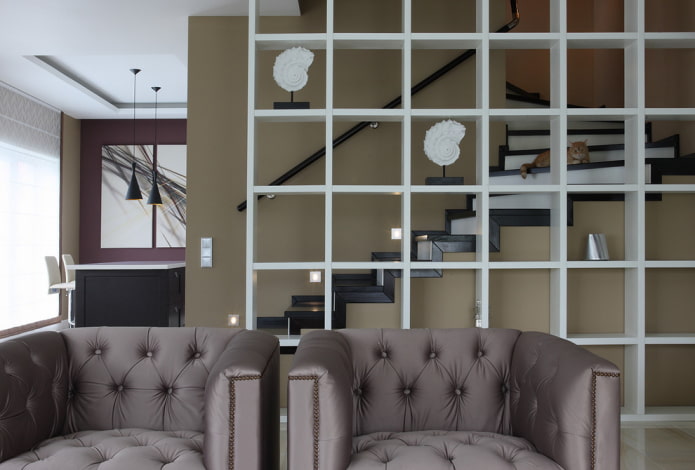 divisorio a forma di scaffale bianco all'interno interno
