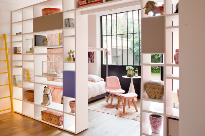 divisorio a forma di scaffale con accessori di design all'interno