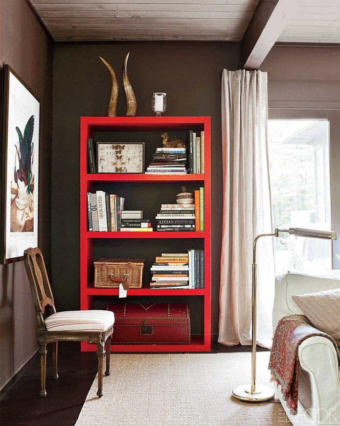 scaffale rosso all'interno