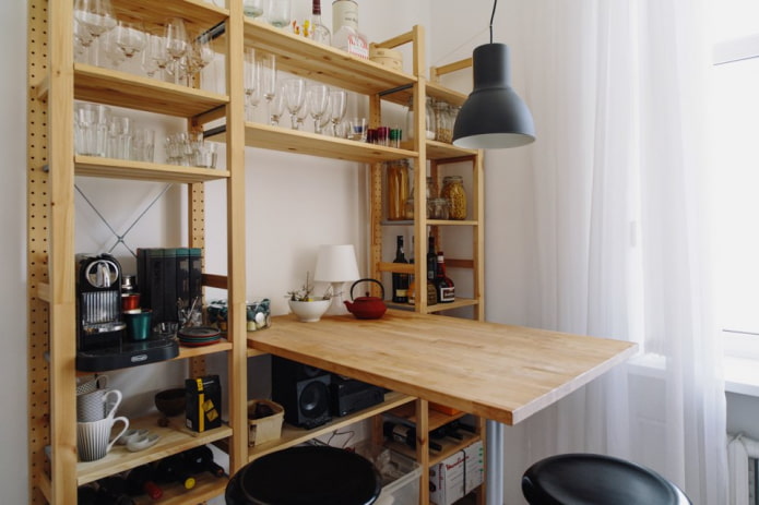 struttura del portabottiglie nell'interno della cucina