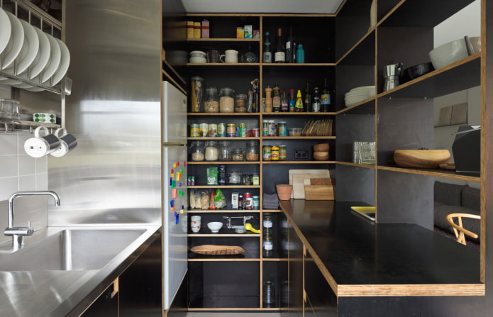 struttura del portabottiglie nell'interno della cucina