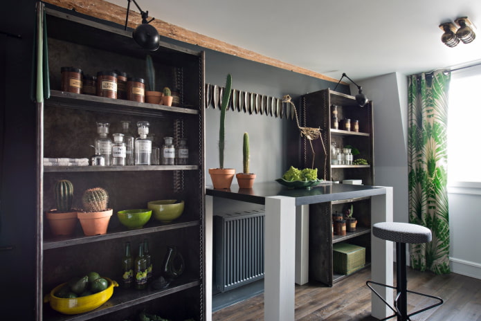 struttura del portabottiglie nell'interno della cucina