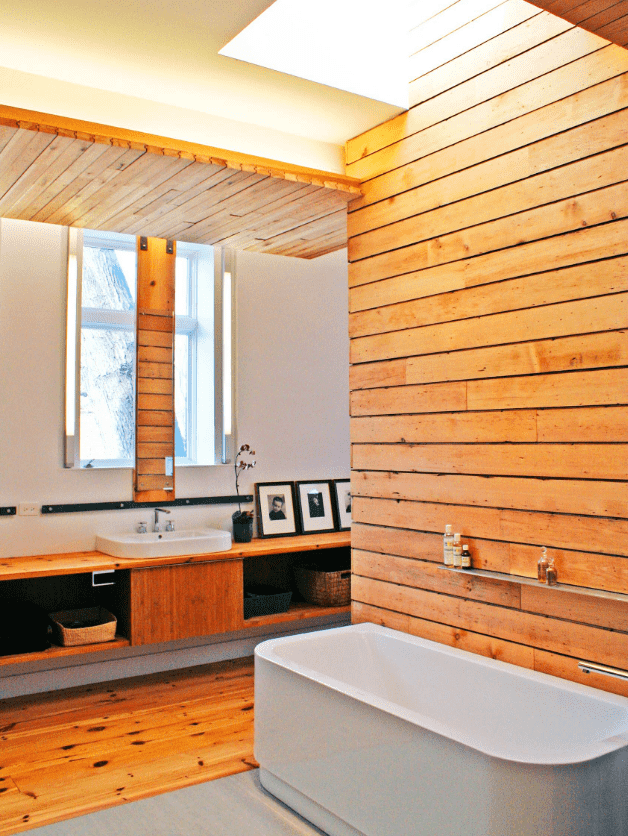 rivestimento in euro sulla parete nell'interno del bagno