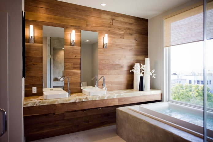 laminato sulla parete nell'interno del bagno