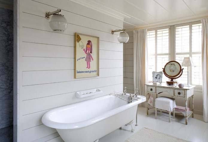 specchio con supporto nell'arredamento del bagno