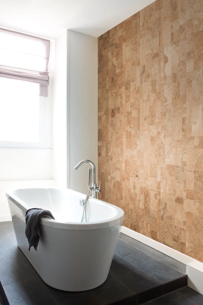rivestimento in sughero sulla parete nell'interno del bagno