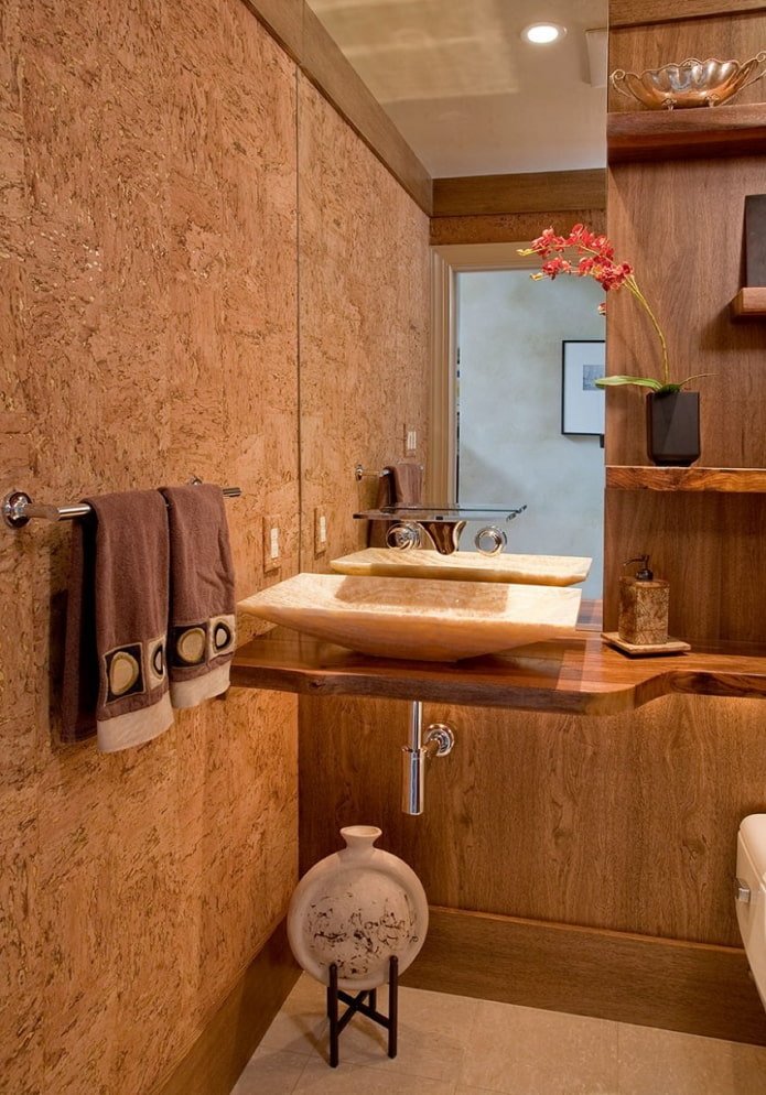 rivestimento in sughero sulla parete nell'interno del bagno