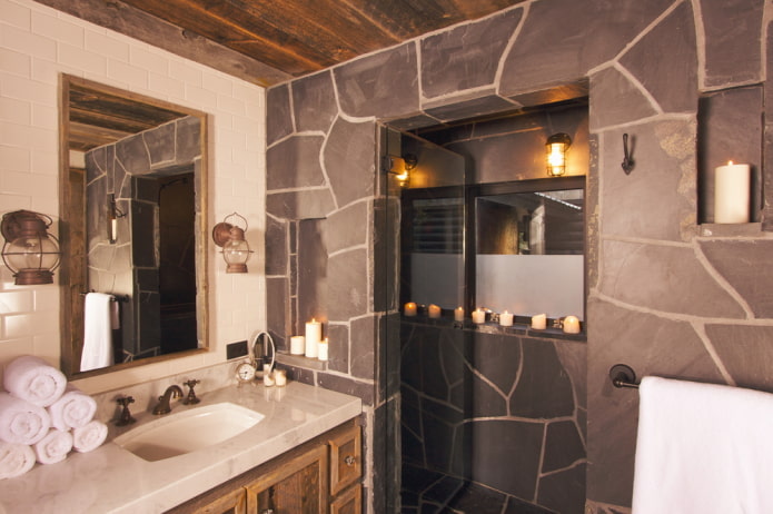 pietra sul muro all'interno del bagno
