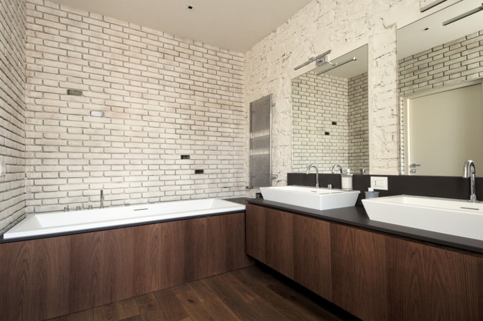 pareti in mattoni all'interno del bagno
