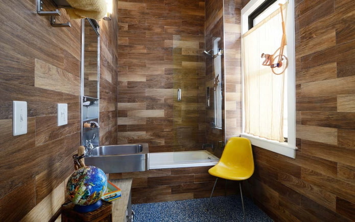 linoleum sulle pareti dell'interno del bagno