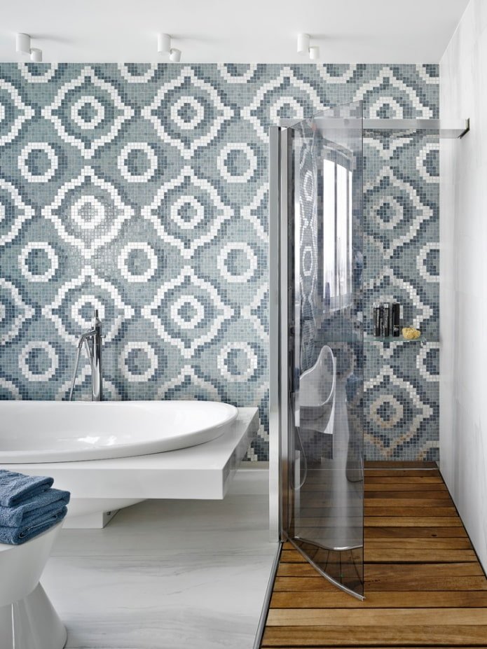mosaico sulla parete nell'interno del bagno