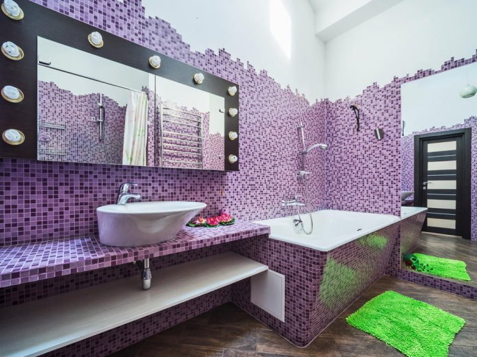 specchio con lampadine nell'interno del bagno