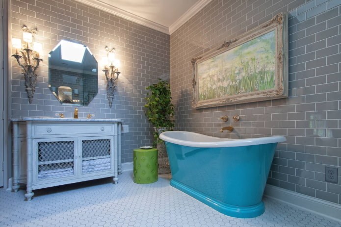 pareti grigie nell'interno del bagno