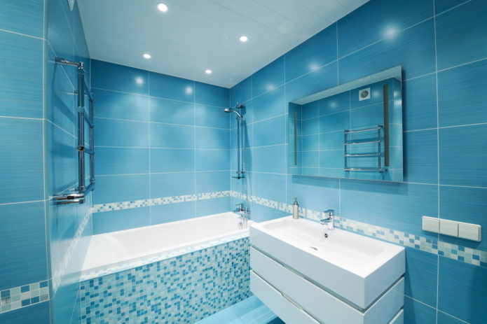 pareti blu nell'interno del bagno