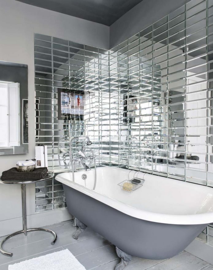 parete a specchio nell'interno del bagno