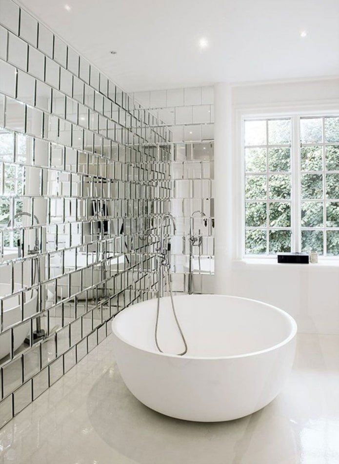 parete a specchio nell'interno del bagno