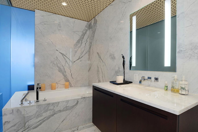 pareti in marmo nell'interno del bagno
