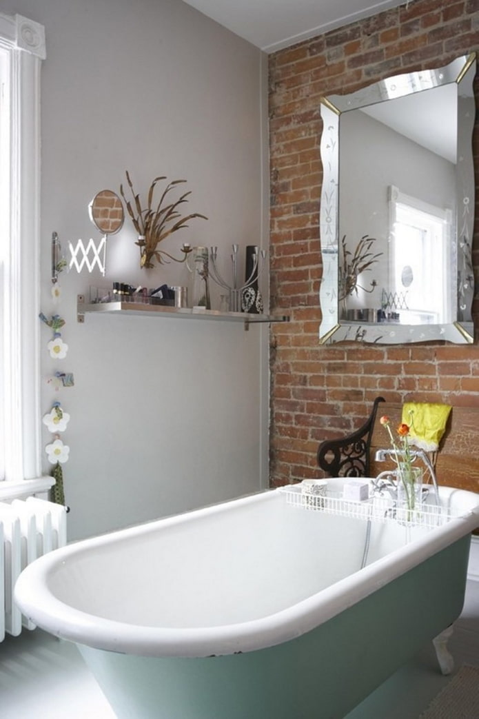 pareti combinate nell'interno del bagno