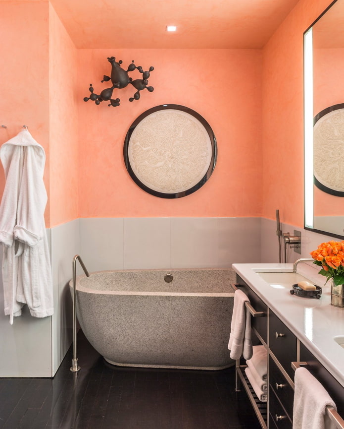 pareti combinate nell'interno del bagno