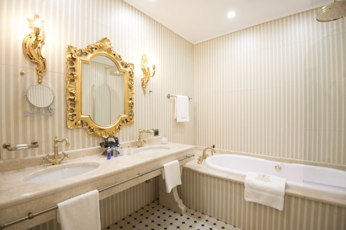 design delle pareti nell'interno del bagno in stile classico